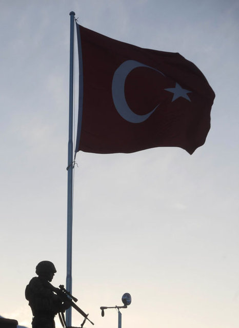 Atatürk'ün "Sağlam kafa sağlam vücutta bulunur" sözünü düstur edinen askerlerin yaşamında sporun çok önemli bir yeri var. Güne sabah sporuyla başlayan Mehmetçik, görevlerinden kalan zamanlarını da taburun spor salonunda değerlendiriyor.