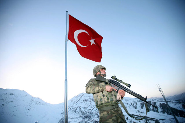 Mevzuatta yapılan değişiklik uyarınca bu yıldan itibaren, askerlik görevini hiç yapmamış yükümlüler de doğrudan sözleşmeli er olabilecek. 3 yıl görevde kalması halinde, askerliğini de yapmış sayılacak.