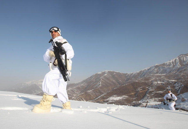 Çünkü Türkiye'nin en doğu noktasındayız. Nöbet tutan Mehmetçiğin ilk kare fotoğrafını, gün batımını kaçırmadan çekebilmek için, bin 700 rakımdaki kuleye çıkıyoruz. Aynı noktayı bir de ertesi sabah, gün doğumunda görüntülüyoruz.