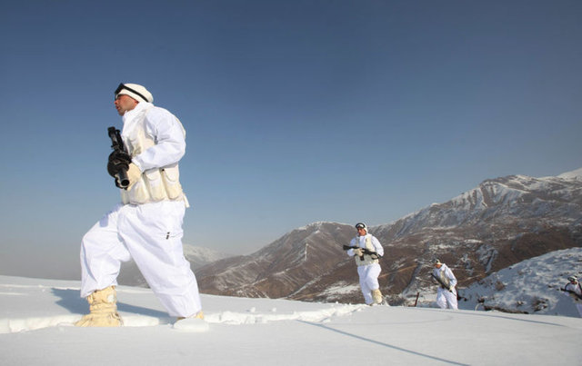 Yüksekova ve Şemdinli'yi, ardından Günyazı Köyü'nü geçtiğimizde, dağların tepesindeki heybetli kale görüntüsü, Tekeli'ye ulaştığımızı müjdeliyor. Tabura vardığımızda saat 15.30'u gösteriyor ve hava neredeyse kararmak üzere.