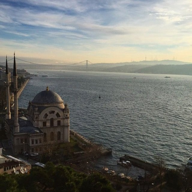 Çırağan Sarayı'nda kalan seksi model, odasından çektiği Ortaköy Camii'nin fotoğrafını Instagram hesabından "Günaydın İstanbul" notuyla takipçileriyle paylaştı.