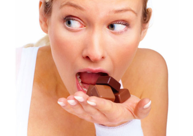 Dahası, sahte de olsa açlık yaşadığınızda beyniniz vücudunuzda var olan glikozu karın yağı olarak depolamaya yöneltir.