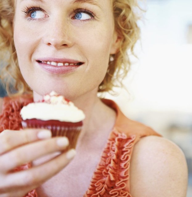 Enzimler, şekeri glikoz ve fruktoz olmak üzere iki moleküle ayrıştıracak şekilde parçalanmaya başlıyor.