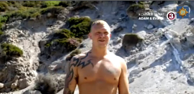 'Klaedt Af' adlı programda ise katılımcılar, gündelik işlerini çıplak gerçekleştiriyor, örneğin markete gidip alışveriş yapabiliyor.