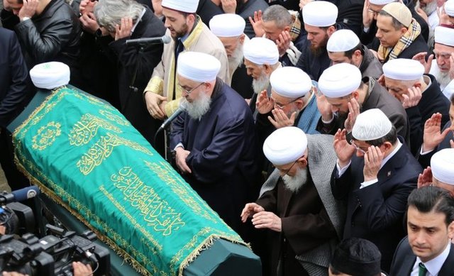 Cenaze camiden çıkarıldıktan sonra izdiham olmaması için cami avlusunun kapısı kapandı. Kalabalığın kapıya doğru yönelmesi üzerine kısa süreli izdiham yaşandı.