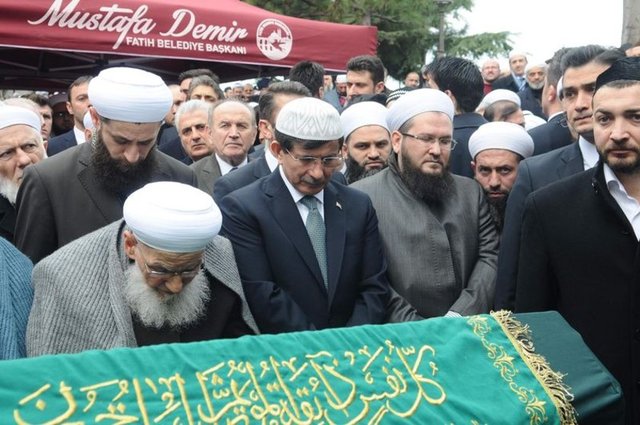 Ardından avlu kapısı yeniden açıldı. Ustaosmanoğlu'nun cenazesi toprağa verilmek üzere Edirnekapı Sakızağacı Mezarlığı'na götürüldü.