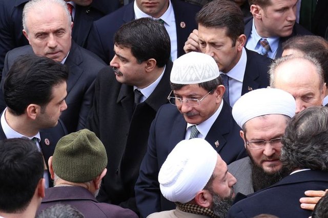 Yavuz Sultan Selim Camii'ndeki cenaze namazına, Başbakan Ahmet Davutoğlu, İstanbul Valisi Vasip Şahin, İstanbul Büyükşehir Belediye Başkanı Kadir Topbaş, AK Parti İstanbul İl Başkanı Aziz Babuşcu, Fatih Belediye Başkanı Mustafa Demir, Eyüp Belediye Başkan