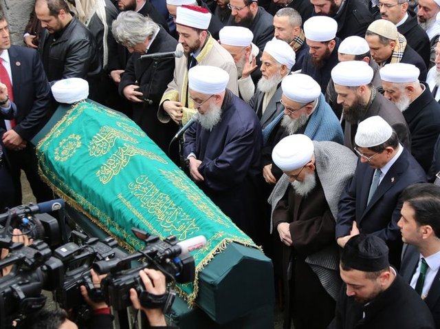 Cuma namazının ardından kılınan cenaze namazında Ustaosmanoğlu dualarla yad edilerek, helallik alındı. İsmail Ustaosmanoğlu'nun cenazesi, kılınan cenaze namazının ardından hep birlikte omuzlanarak cenaze aracına kondu.