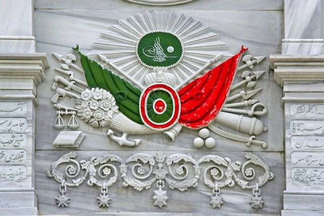 8-Terazi: Şeşper ve asaya asılıdır, adaleti temsil eder.