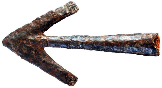 Ok uçlarını kalenin farklı alanlarına dağılmış şekilde bulduklarını anlatan Altınsapan, bunun önemli bir bulgu olduğuna dikkat çekerek...