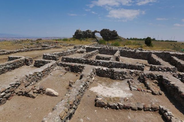 "Ok uçlarını, Osmanlı'nın kaleyi fethi sırasında kullandığını tespit ettik. Farklı şekillerden oluşuyorlar. Fetih sırasında 5 ayrı tip ok ucu kullanılmış. Bunların, uzun mesafeli, ya da zırh delici gibi farklı tipleri var" diye konuştu.