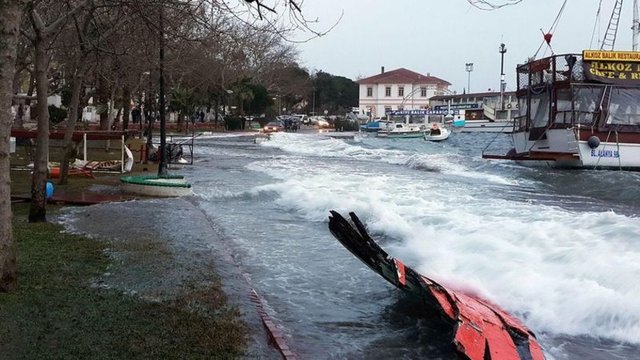 Balıkçılar, teknelerini dev dalgalardan kurtarmak için çeşitli yollara başvururken kimileri de uzaktan seyretti.