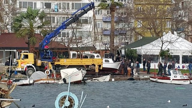Tekne kısa sürede sulara gömülürken, ardından da 7 ve 5'er metre boyutundaki 2 balıkçı teknesi battı.