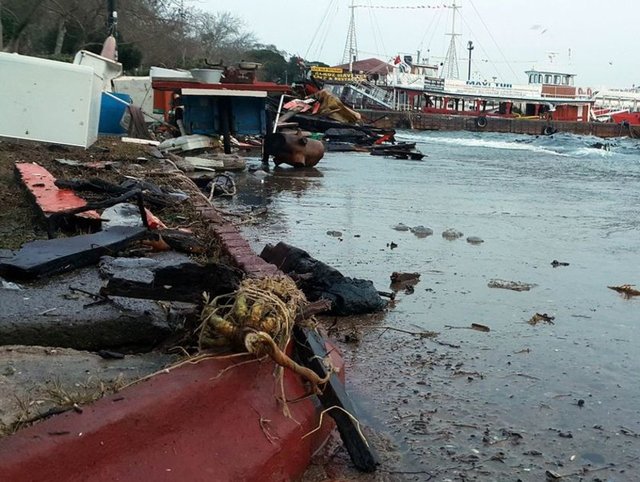 Erdek'te sabah saatlerinde etkili olan lodos, balıkçı barınağındaki tekneleri batırdı. Sahil bandında batan teknelerin molozları lodosun ne kadar şiddetli olduğunu gözler önüne serdi.