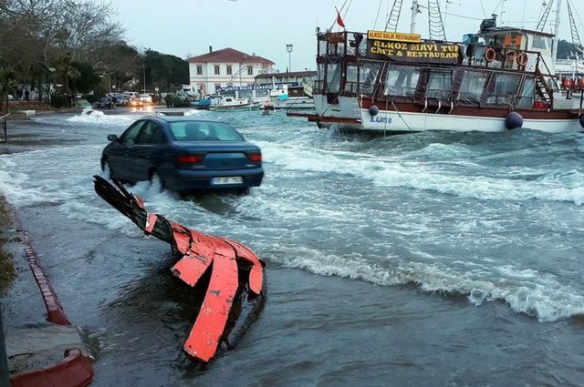 Denizin kara ile birleştiği sırada bir otomobil denize sürüklenmekten son anda kurtuldu. Sürücünün dikkati sayesinde denize düşmekten kurtulan otomobil kıyıya vuran dalgaların arasında yoluna devam etti.
