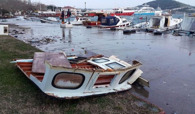 Hızı zaman zaman saatte 80 ile 100 kilometreye ulaşan lodos sebebiyle oluşan dalgalardan balıkçı barınağında restoran olarak kullanılan 20 metrelik bir tekne parçalandı.