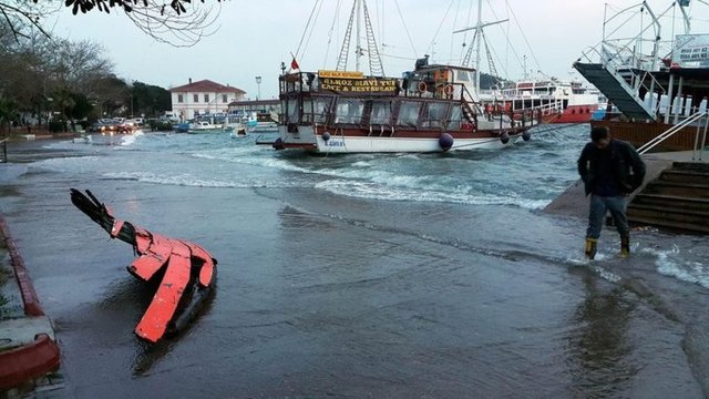 Yarına kadar devam etmesi beklenen fırtına sebebiyle sahilde tekneleri bulunan balıkçıların tedirgin bekleyişi sürüyor. CİHAN