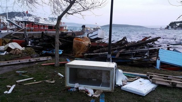 Akşam saatlerinde etkisini artıran lodosun oluşturduğu dalgalar, parçalanan teknelerden kopan molozları sahil bandına taşıdı. Azgın dalgalar, yürüyüş yolunu tamamen kapatırken, molozlar sebebiyle yürüyüş yolu harabe bir görünüme kavuştu.
