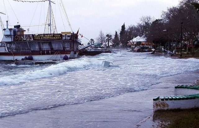 Erdekli balıkçılar, "Çok sert hava esince Erdek bu halde. Tekneler battı. Dozerle çıkarılan tekne kalıntıları bunlar. Birkaç gün daha esecek diyorlar. Lodos estiği zaman böyle oluyor." dedi.