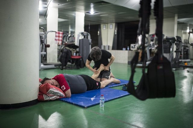 Haftada 3 gün ellişer dakikalık platesin ardından 20 dakika da havuzda yüzen Cavcav, zor hareketleri başarıyla yaparak, nefes darlığı problemini sporla çözmeye çalışıyor.