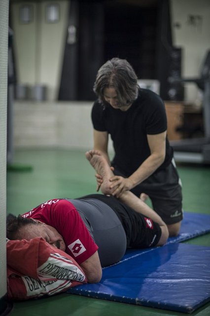 Yüzmeyi sevdiğini ifade eden Cavav, "Belimdeki rahatsızlık nedeniyle ara vermem beni daha güçsüz hale getirdi. Şimdi yavaş yavaş kendimi toparladım. Daha iyiye gidiyor. Bir dönem sağlık problemi yaşadım, Allah'a şükür şimdi çok daha iyiyim" diye konuştu.