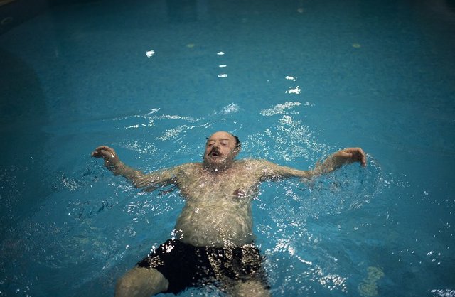 Pilatesin yanı sıra ağırlık da çalışan Cavcav, hareket etmekte zorlanan birçok akranının aksine zor egzersizleri bile eksiksiz yapabiliyor.