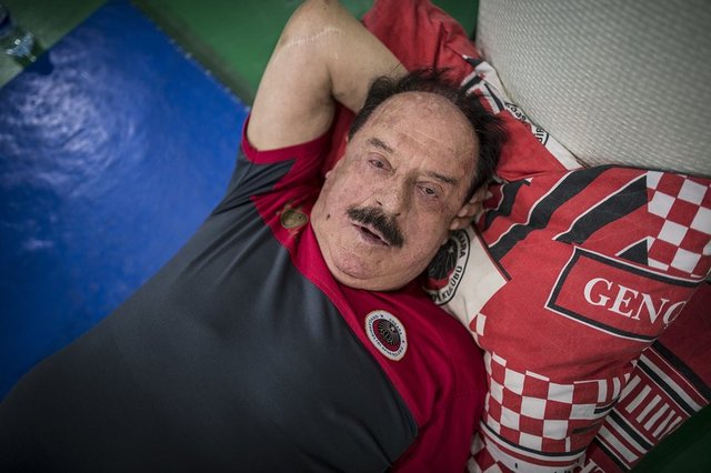 "Başkan bu rahatsızlıklarına rağmen bütün egzersizleri çok iyi yapabiliyor. Bir egzersizden 10 saniye sonra yeni egzersiz için hazır hale de gelebiliyor. Çünkü doğru nefesle ve çok disiplinli çalışıyor."