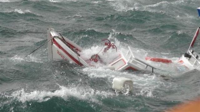 Bugün Türkiye'yi lodos vurdu. Saatteki hızı 100 kilometreyi aşan lodos nedeniyle bir çok şehirde çatılar uçtu, araçlar hasar gördü.
