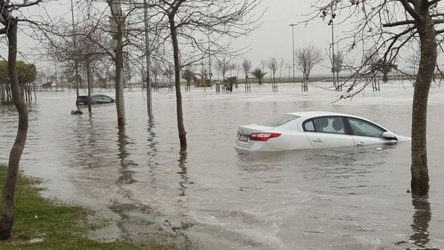 Marmara Bölgesi'nde etkili olan lodos, hava ve deniz ulaşımını olumsuz etkilemeye devam ediyor. Kabaran denizde metrelerce yüksekliğinde dalga oluştu. Karaya vuran dalgalar Pendik ve Kartal sahilini su ile doldurdu.