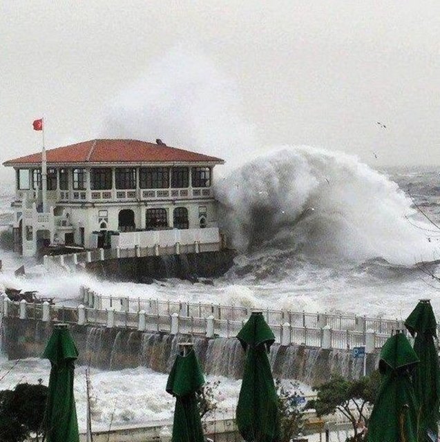 İstanbul'daki şiddetli modo fırtınası içinde restoran bulunan Moda İskelesi'ne dev dalgaların çarpmasına neden oldu.
