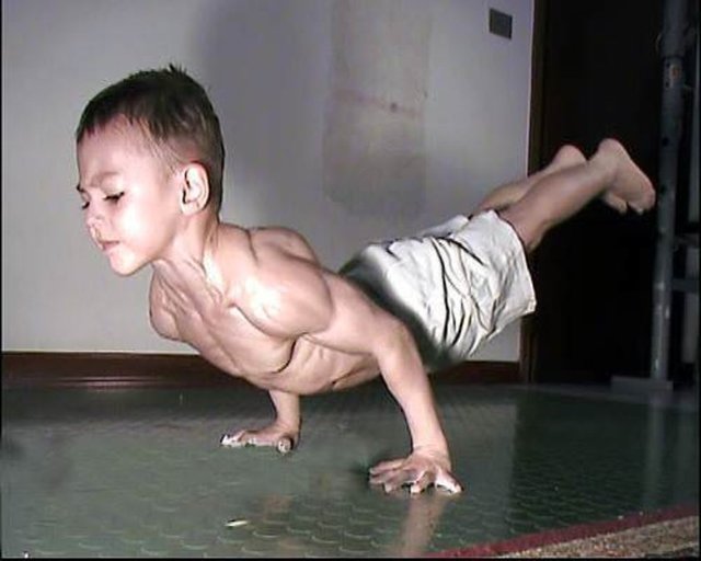 Bu yaşta mükemmel bir kas yapısına sahip olan Giuliano'yu görenler şaşkınlık geçiriyor.