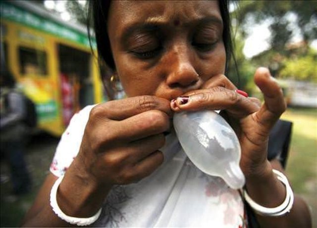 Standart boy kondom Hintlilere büyük geliyor Hintli 1.000'den fazla erkek üzerinde yapılan bir araştırmada, güvenli seksin en önemli aparatı olan kondomun standart boyunun Hintlilere büyük geldiği ortaya çıktı.