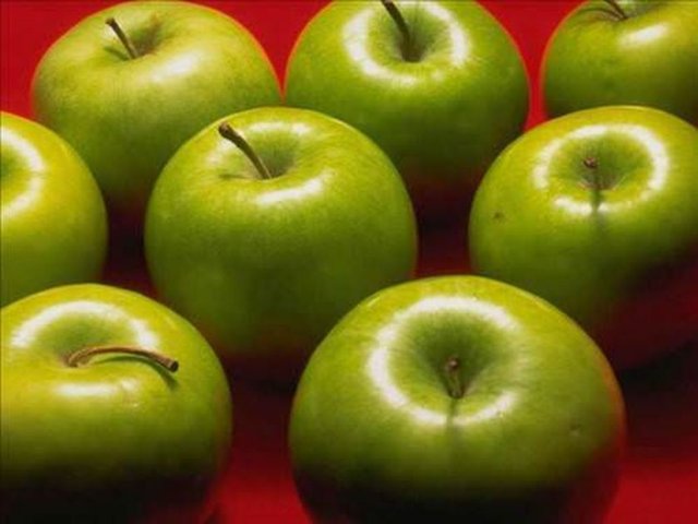 İngiltere'de yılda ortalama 5 milyon adet elma tüketiliyor İngilizlerin gıda tüketimine yönelik araştırmalarda bulunan bir şirketi, meyveler arasında en çok elmanın tüketildiğini belirlemiş.