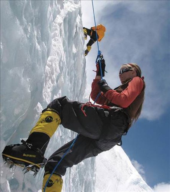 Everest'e her 10 tırmanıştan birinde ölüm var! Dağcılık sporunda, yüksek teknolojiye sahip ekipmanların kullanılmasına rağmen, dünyanın en yüksek zirvesi olan Everest, sporcu misafirlerini ölümle yüzleştirmeye devam ediyor.