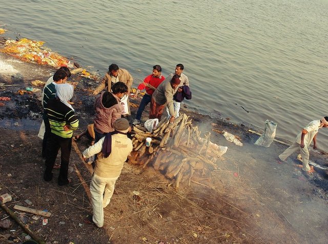 Ghatların pek çoğu yıkanma işlemi için kullanılıyor, özellikle sabah saatlerinde pek çok Hindu bu basamaklarda Ganj'a kavuşuyor. Geri kalan az sayıda ghat ise yakım işlemi için ayrılmış. -