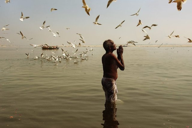 Ölümden sonra yakılarak Ganj'a bırakılacağını ümit edenler, ölüm-yaşam döngüsünden çıkarak nirvanaya ulaşacaklarına inanıyorlar.