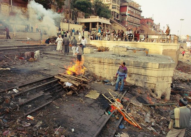 Bazı özel durumlarda yakılmayan cenazeler de yine Ganj'ın sularına bırakılıyor.
