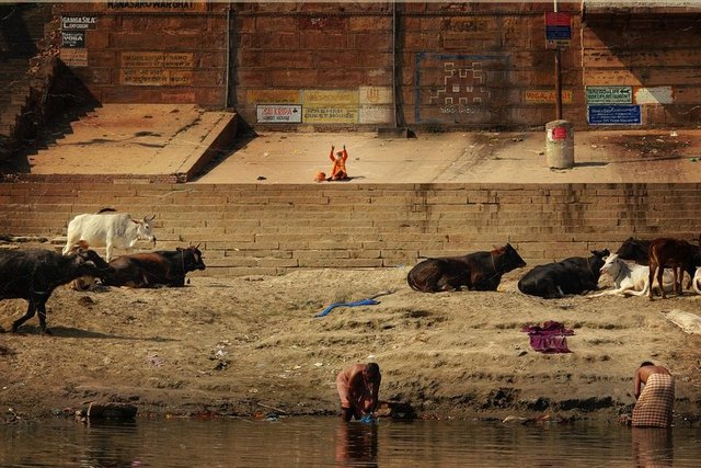Hindular, Ganj Nehri kıyısında bulunan ve ghat olarak bilinen beton basamaklarda yıkanarak günahlarından arınmak ya da kaybettikleri yakınlarının bedenlerinin nehir kıyısında yakılması için bu şehre akın ediyorlar.