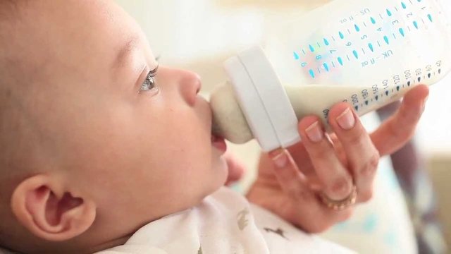 Biberondaki içeceğe şeker, bal ve pekmez ilave edilmemesi