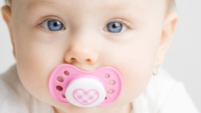 Parmak emme alışkanlığı varsa bunun mümkünse emzik emme ile değiştirilmesi