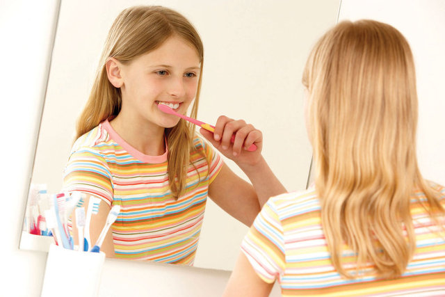 Büyük çocuklarda dişlerin mutlaka günde iki kez ve üç dakika boyunca fırçalanması
