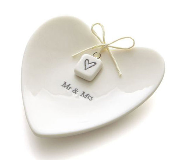 Mutfakta olmayı seven sevgilinize, daima sizi hatırlatacak aşk temalı bu tabağı hediye edebilirsiniz. Crate & Barrel 44 TL.