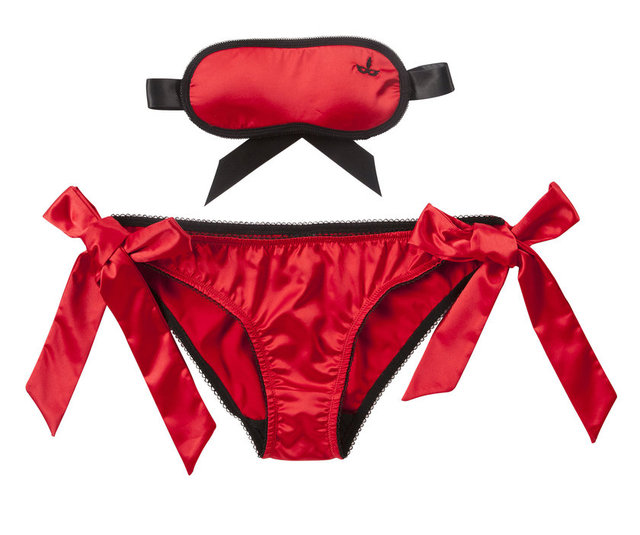 Fifty Shades of Grey markasının, 14 Şubat Sevgililer Günü'nde vizyona girecek sinema filminden esinlenerek hazırladığı  iç giyim koleksiyonundan bu set, başka bir alternatif.  F&F 49 TL.