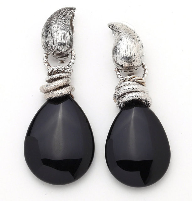 Eğlenceli ve romantik turmalin ve gücün simgesi agat gibi doğal taşlardan tasarlanan küpeler   Mon Reve imzalı ve hoş bir hediye seçeneği. 195 TL.