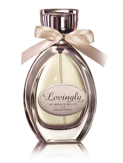 Yakışıklı bir adam ve eşi için yarattığı aşk kokusu. Sevgiliniz için daha romantik bir hediye olamaz. Lovingly by Bruce Willis 84.90 TL.