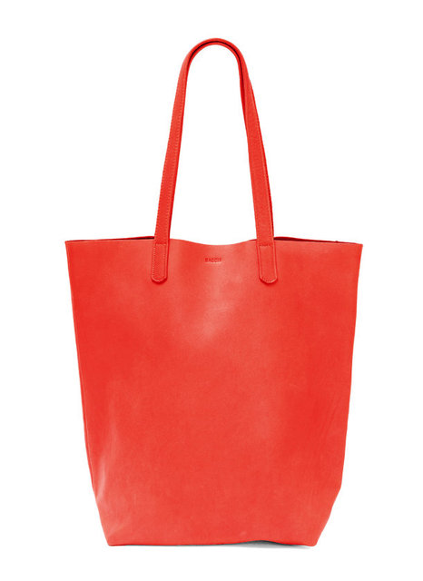 Kadın, çanta, aşk. Fazla söze gerek yok sanırım. Seçenekleriniz arasında olmalı. Bagu Bag 489 TL.