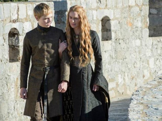 Tommen Baratheon ve annesi Cersei Lannister.