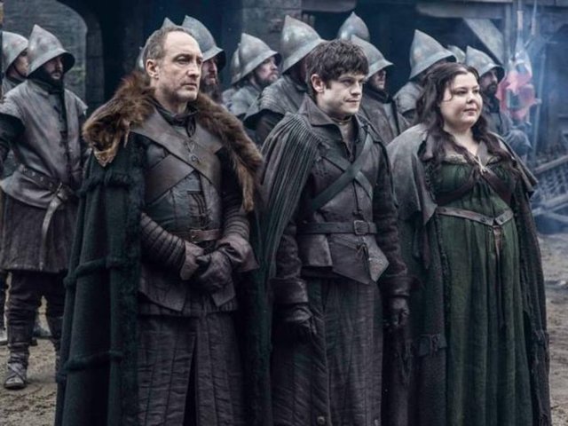 Roose Bolton rolünde Michael McElhatton , Ramsay Bolton rolünde Iwan Rheon ve Walda Frey rolünde Elizabeth Webster.