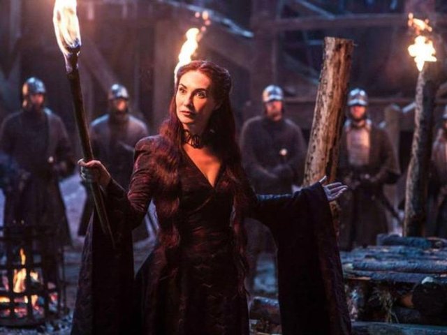 Melisandre rolünde Carice van Houten'ı izliyoruz.