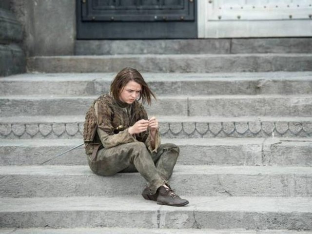 Arya Stark dinleniyor.